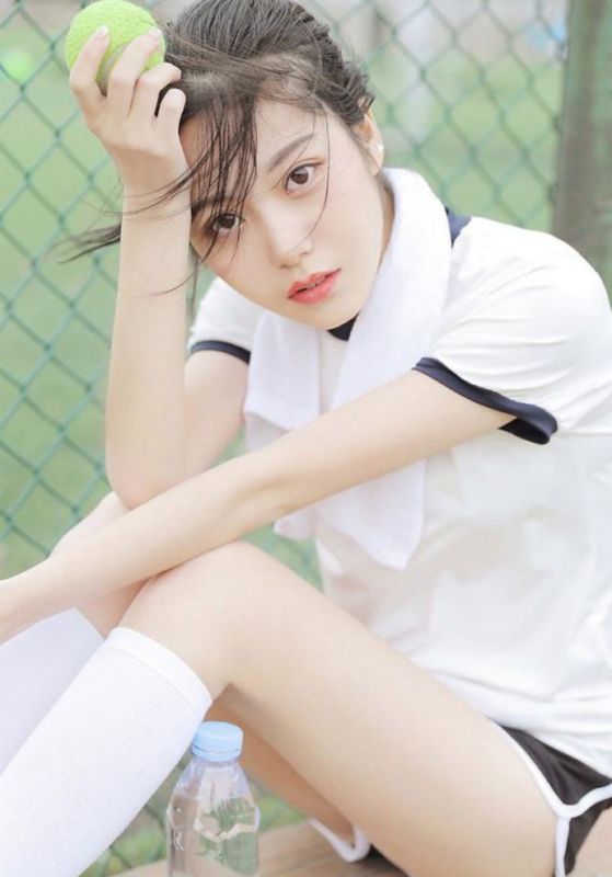 校园清纯气质女神操场阳光白丝美腿火辣写真图片
