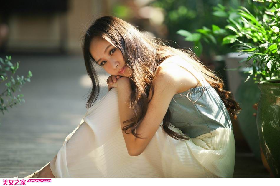 清纯气质美女露露迷人户外写真