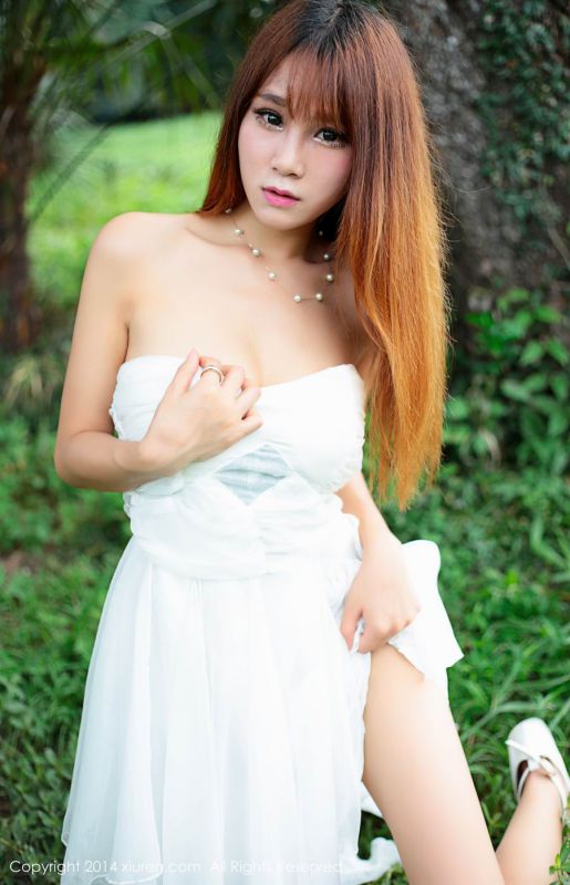 秀人嫩模Annie户外动人写真