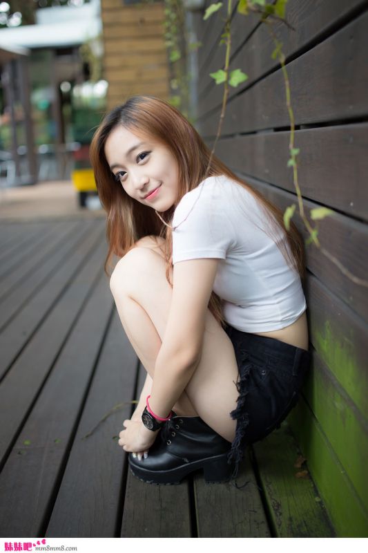 街拍清纯美眉清新动人姿态
