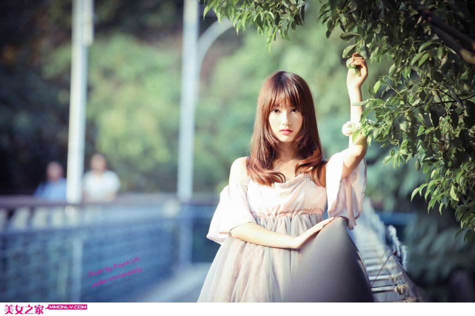 清纯萝莉佳怡演绎夏日柔情