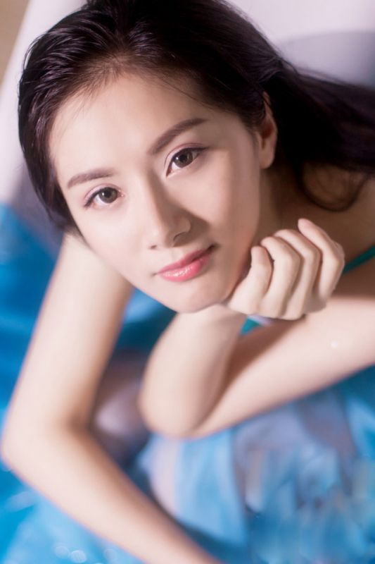 吊带蓝裙美女浴室湿身性感写真