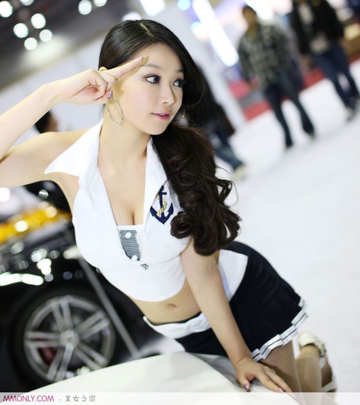 韩国美女李恩瑞短裙车展高清写真