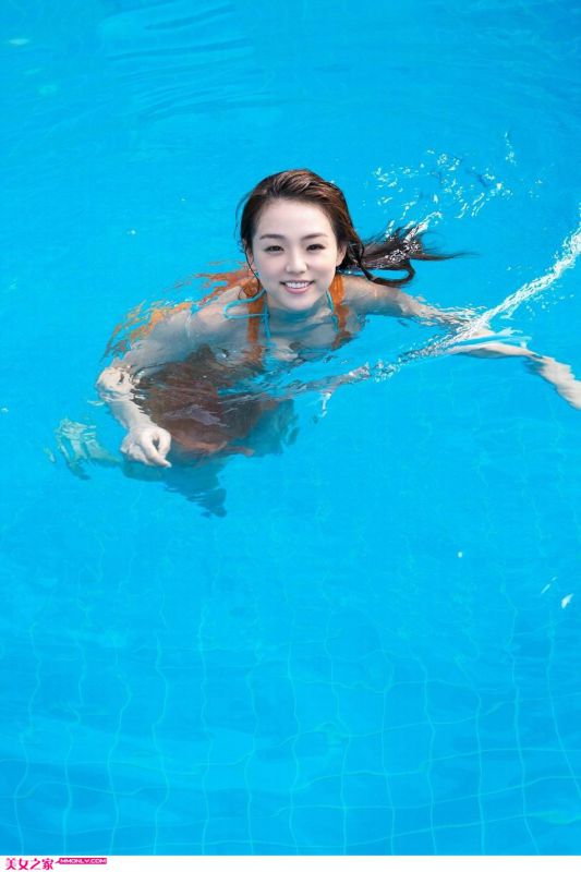 萌妹子筱崎爱性感泳装写真