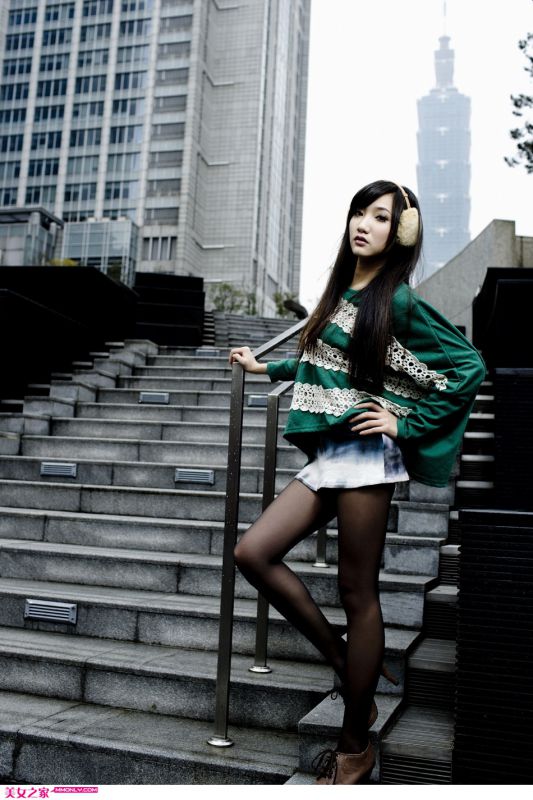清纯黑丝美女高清户外写真