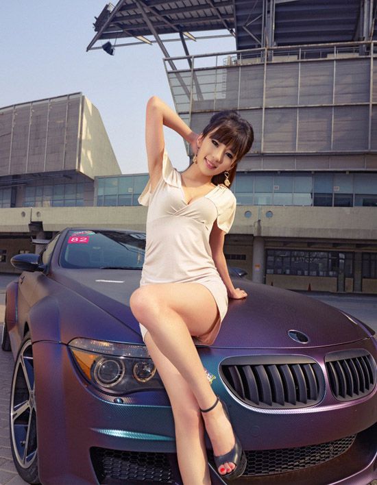 可爱车模刘雅函甜美清新翘臀户外写真