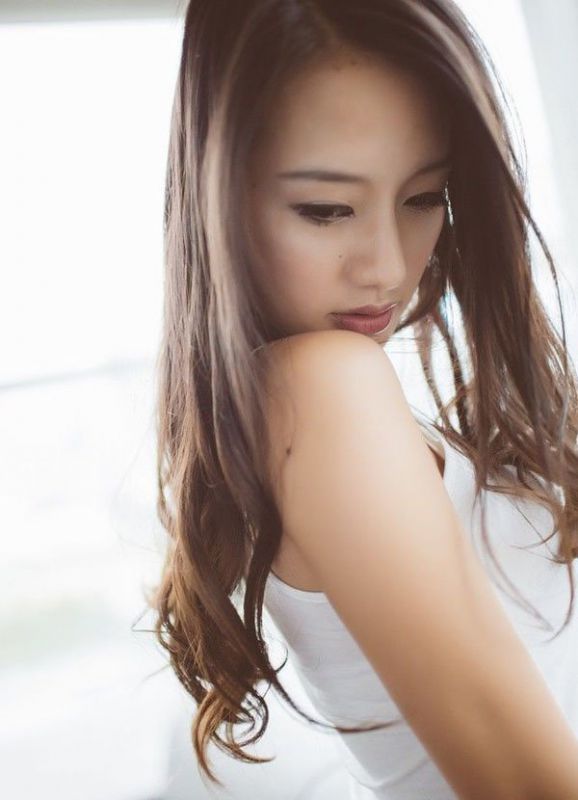 吊带裙萌妹子私房秀美腿写真
