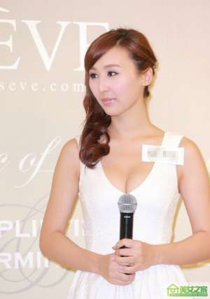 高海宁白色爆乳短裙现身活动