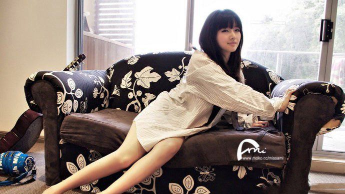 萌妹子私房沙发秀美腿写真