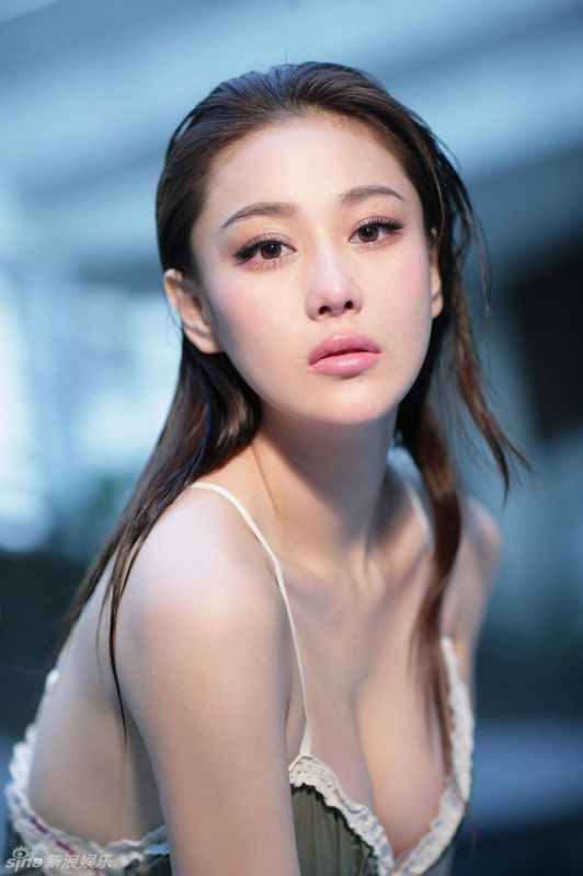 爆乳萌妹子张馨予湿身比基尼诱惑写真