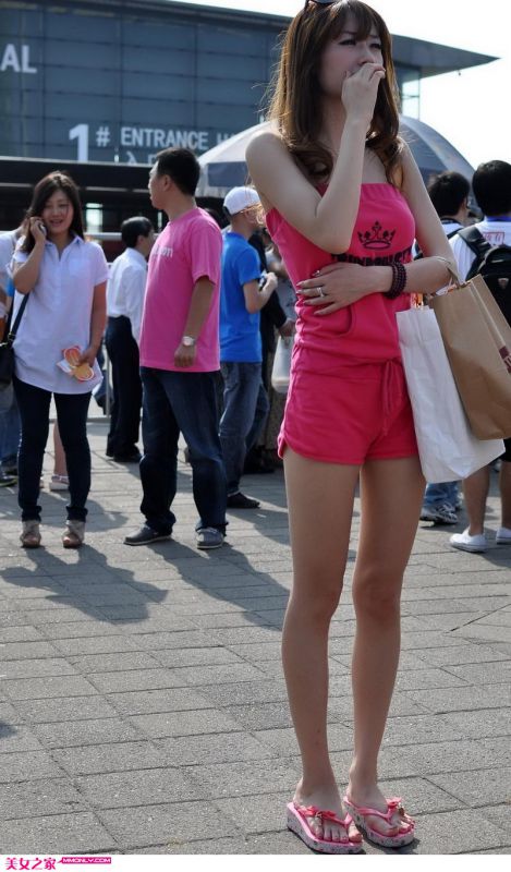 街拍红短裤美女写真集
