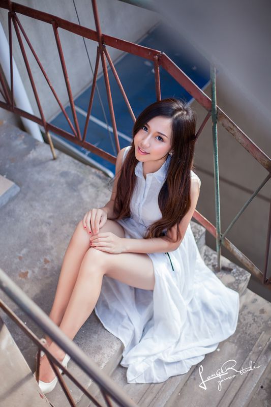 甜美白裙女孩迷人街拍照