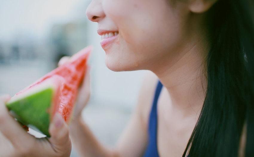 清新萌妹子蓝色紧身比基尼私房照