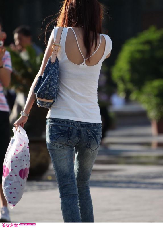 街拍苗条牛仔裤美女露背背影图片