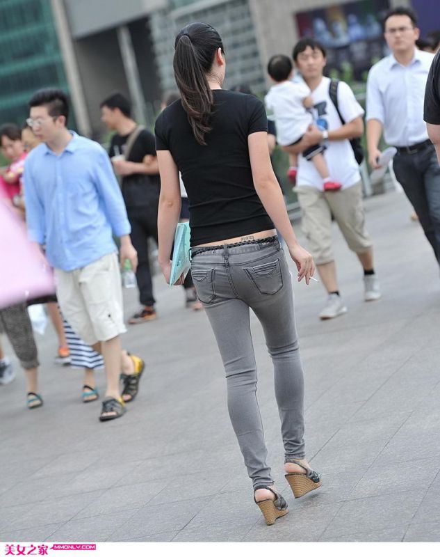 美女紧身上衣牛仔裤街边美拍