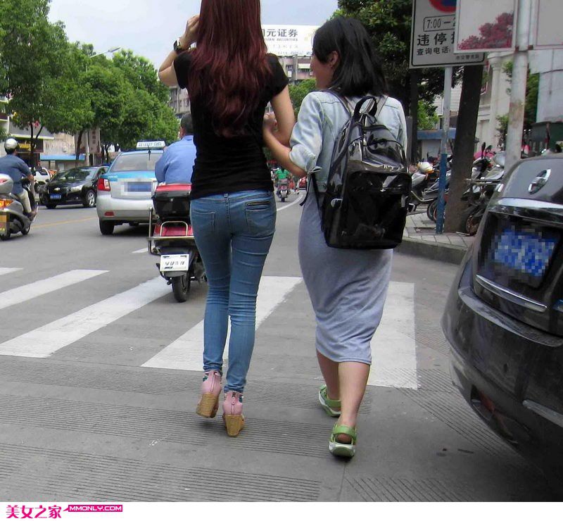 红发牛仔裤美女迷人街拍