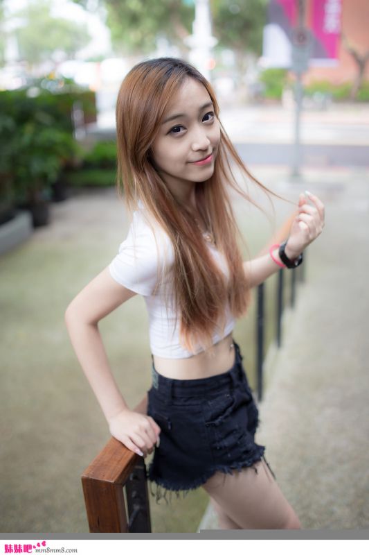 街拍清纯美眉清新动人姿态