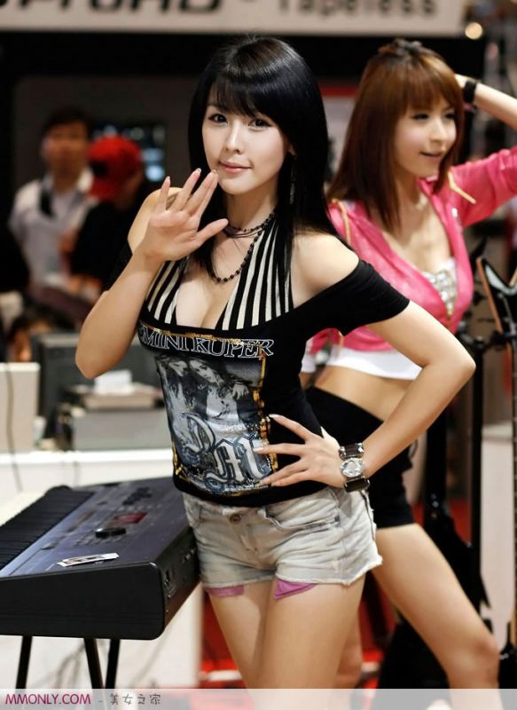韩国可爱美女车展可爱迷人写真