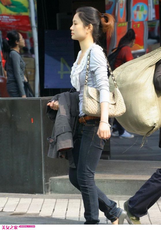街拍修身牛仔裤美女逛街图片