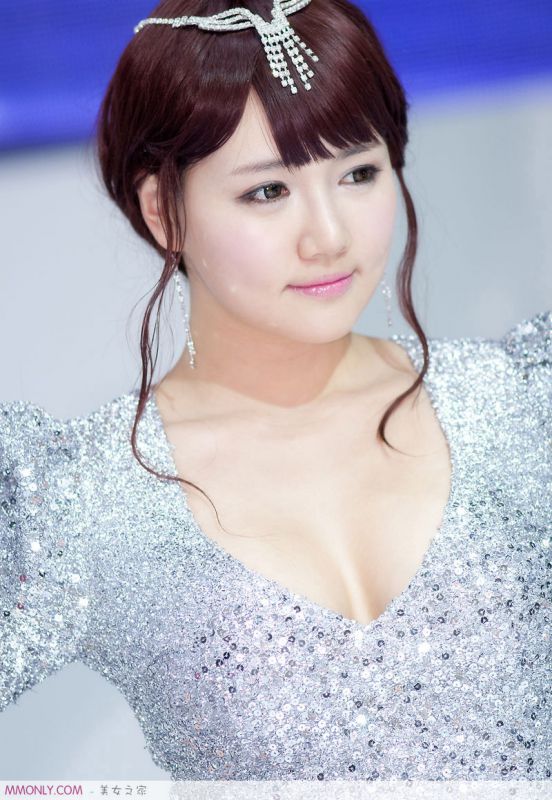 韩国性感美胸模特迷人写真