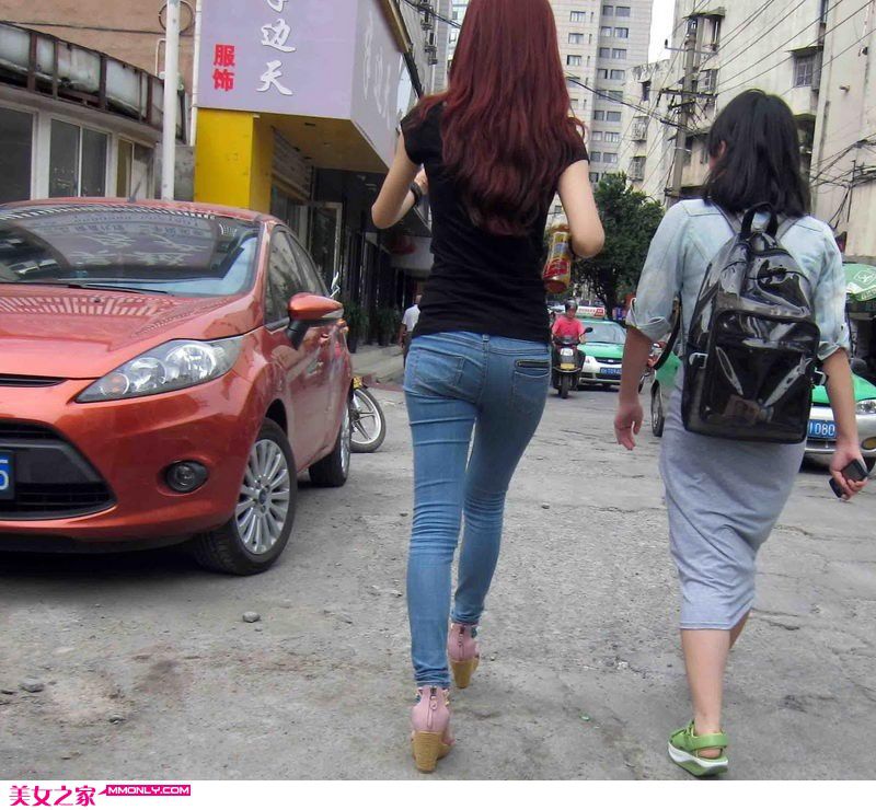 红发牛仔裤美女迷人街拍