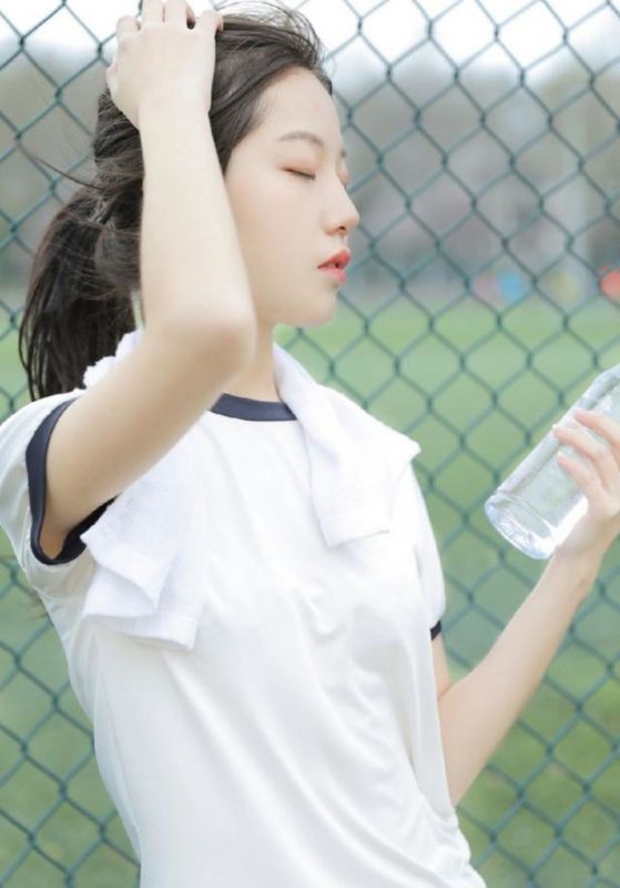 校园清纯气质女神操场阳光白丝美腿火辣写真图片
