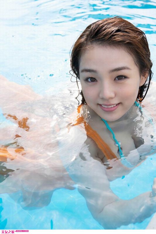 萌妹子筱崎爱性感泳装写真