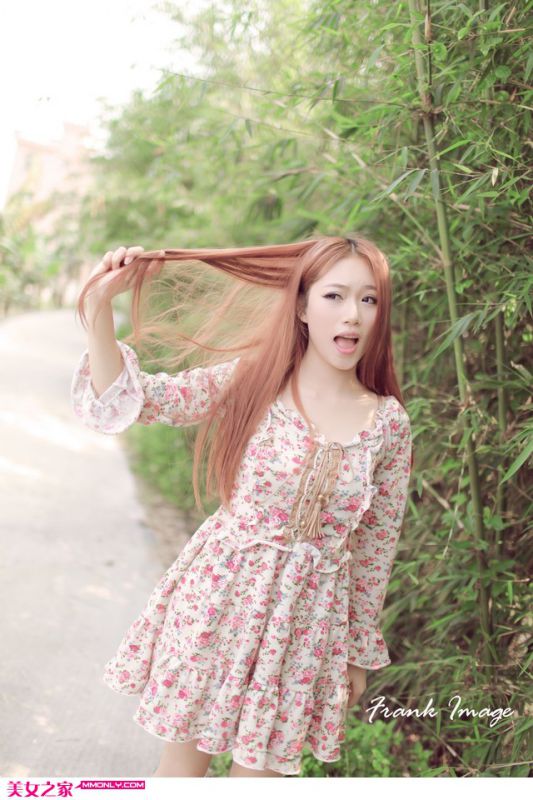 甜美萌妹子户外写真拍摄