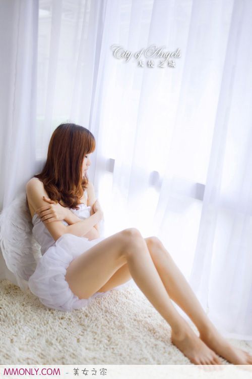 萌妹子上演白色诱惑私房照