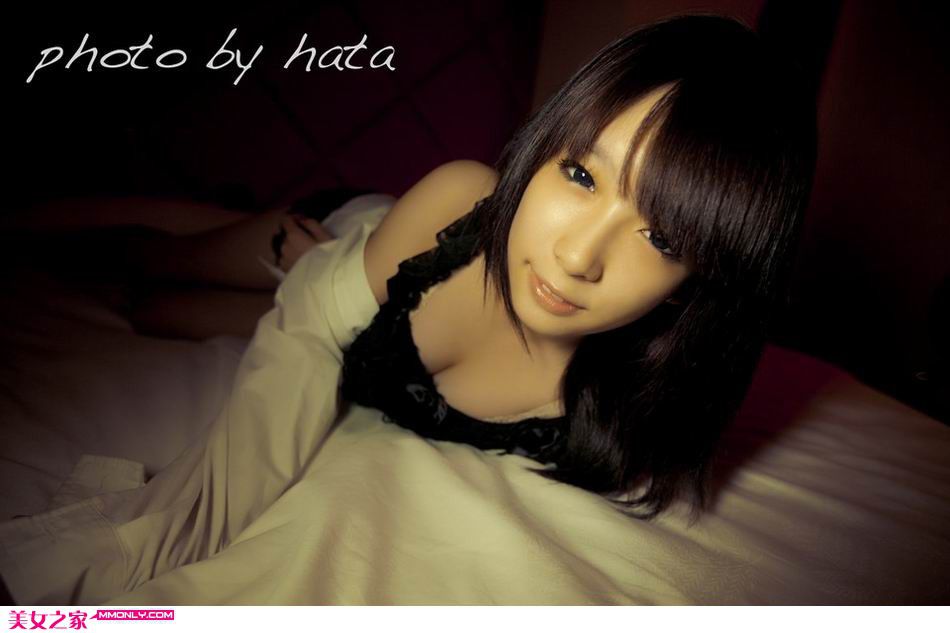 惊艳美女黑色内衣秀美臀