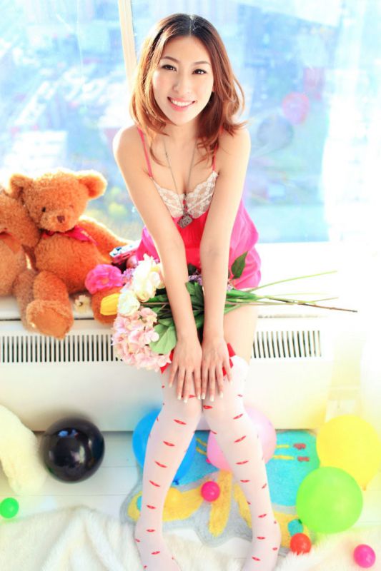 吊带内衣萌妹子闺房迷人写真
