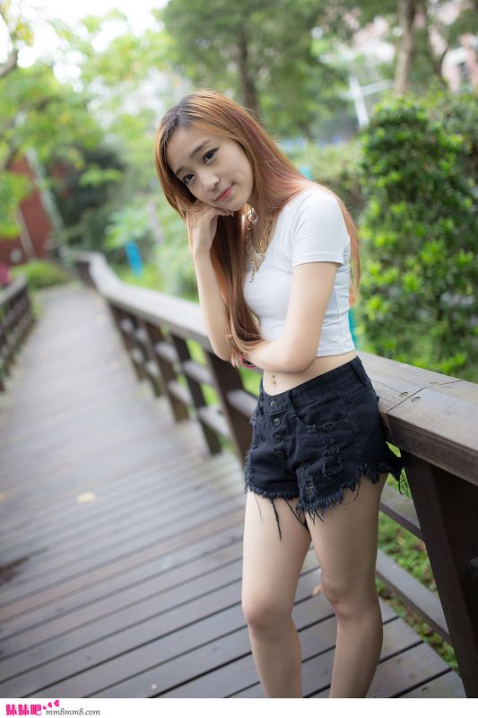 街拍清纯美眉清新动人姿态