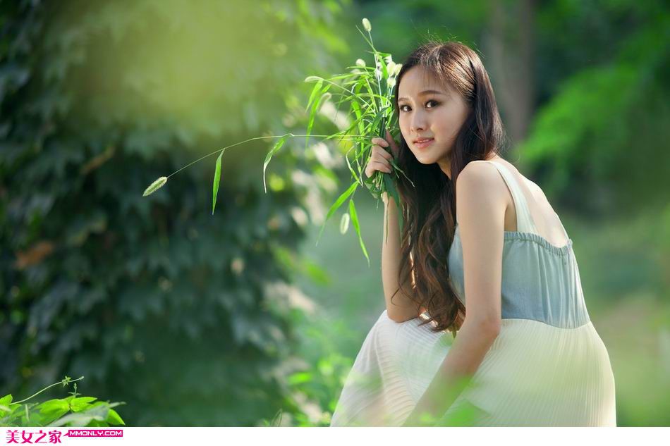 清纯气质美女露露迷人户外写真