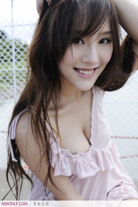 爆乳萌妹子性感妩媚写真