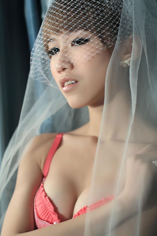 萌妹子私房上演大胸诱惑迷人写真
