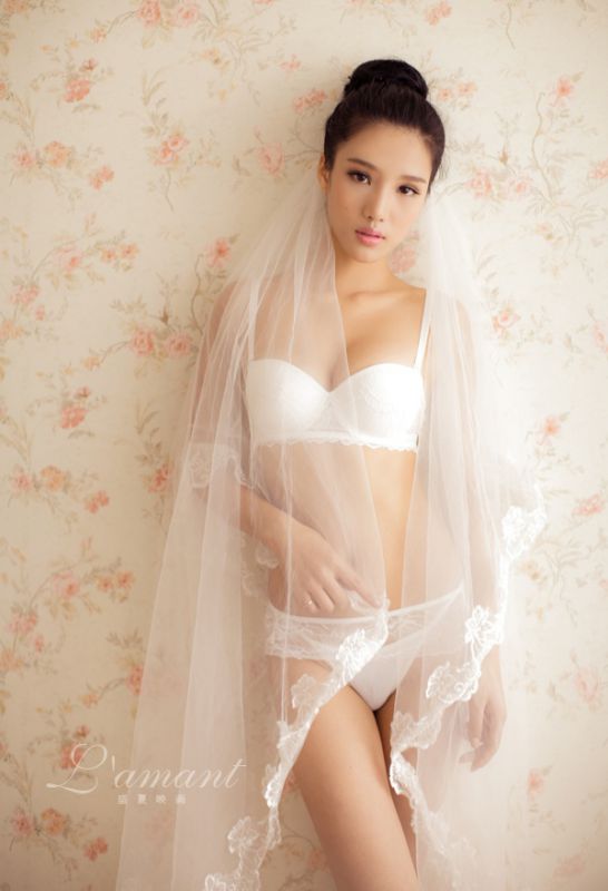 性感婚纱内衣美女私房高清写真
