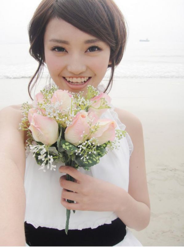 海边萌妹子清纯可爱写真