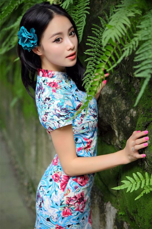 复古旗袍美女户外美臀清凉写真