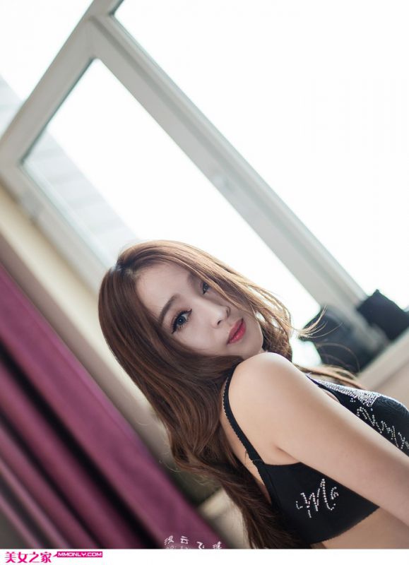 妩媚红唇美女私房写真
