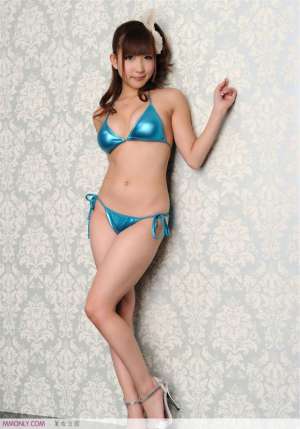 日本大胸美女秋山莉奈性感比基尼写真