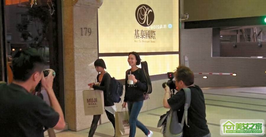 梁洛施空降台湾街头狂购物