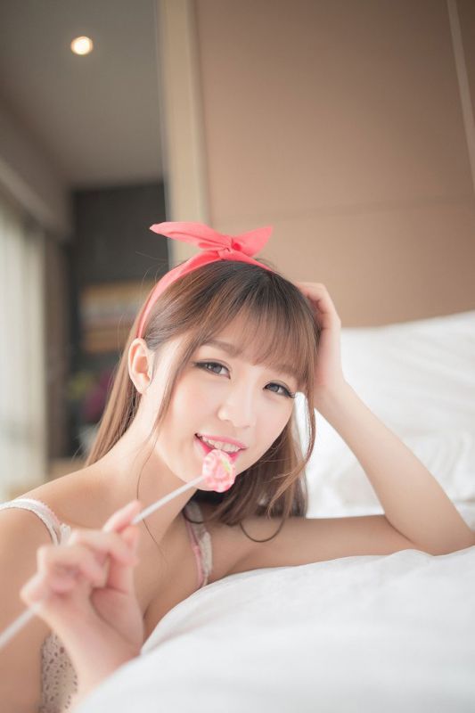 棒棒糖甜美女孩私房爆乳写真