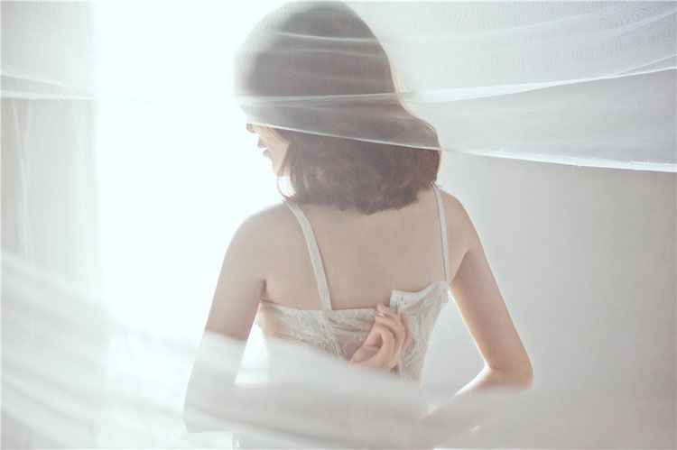 美臀少女迷人床上诱惑