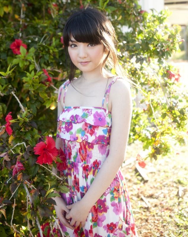 大胸萌妹子比基尼沙滩写真