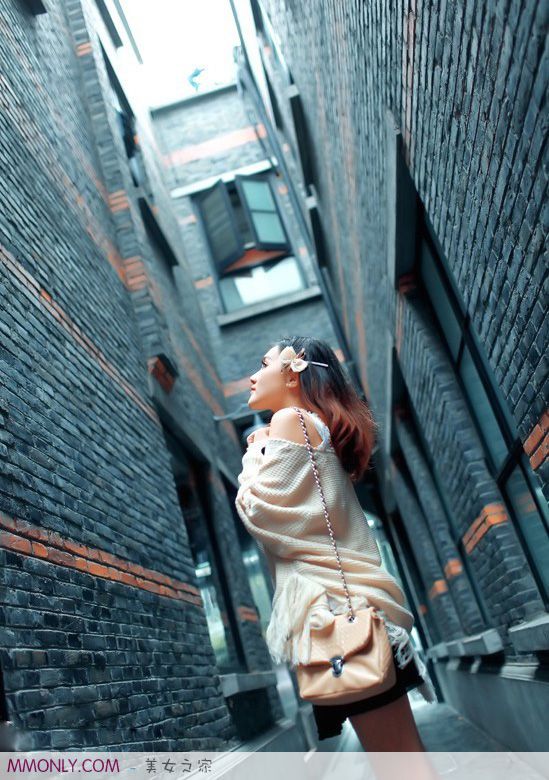 极品美女街拍老弄堂魅力成熟魅力