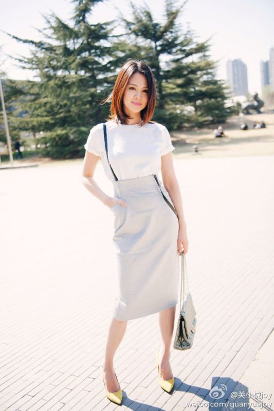 性感女神关悦户外照