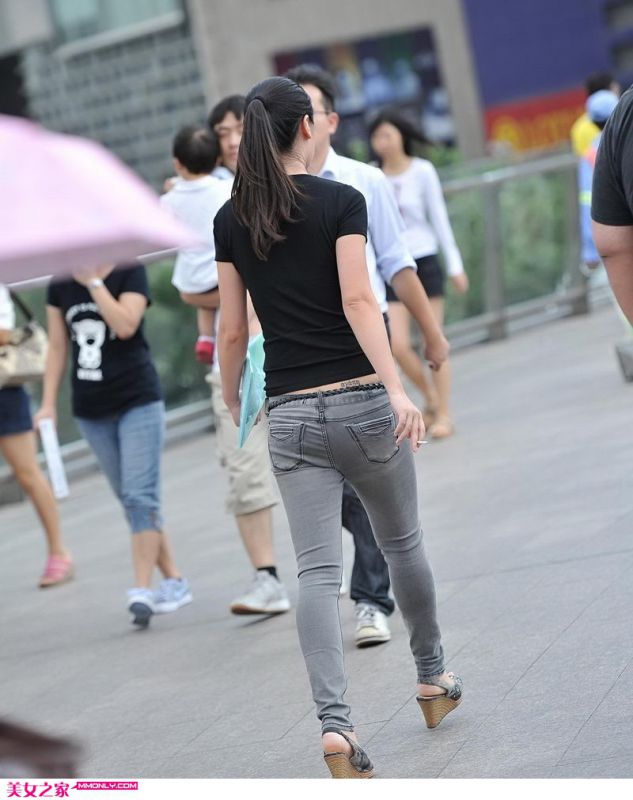 美女紧身上衣牛仔裤街边美拍