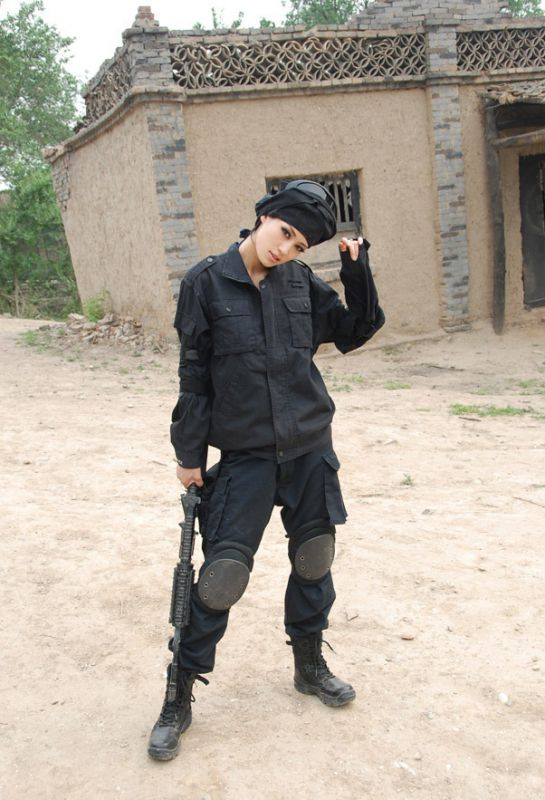 母其弥雅演绎性感特警尽显美臀诱惑