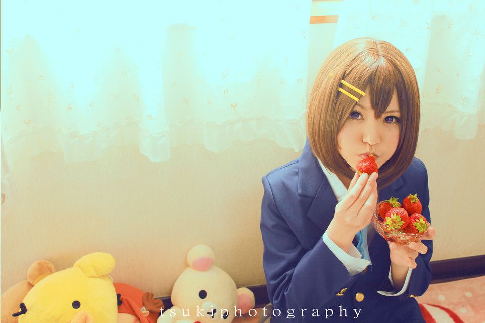 轻音少女cosplay写真显甜美笑容