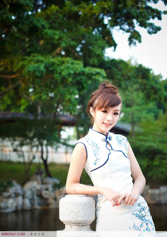 中国古典美女黄诗思户外唯美旗袍写真